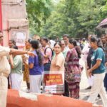 सरायकेला में शराब लदी वैन पलटी, सड़क पर बिखरी बोतलें, उठाने की मची होड़ | Liquor-Laden Van Overturns in Seraikela, Bottles Scattered on Highway