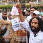 मोरहाबादी बाजार हटाने का विरोध, नगर निगम कार्यालय के बाहर सब्जियां सजाकर बैठे सैकड़ों दुकानदार | Hundreds of Morabadi Vendors Protest Outside Ranchi Municipal Corporation Against Market Eviction