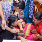 एशियन गेम्स में गोल्ड जीतने वाली झारखंड की बेटियों से मिले CM हेमन्त सोरेन, सलीमा-निक्की समेत चारों खिलाड़ियों को खिलाई मिठाई | CM Hemant Soren Meets Jharkhand’s Asian Games Gold Medal-Winning Hockey Stars, Congratulates Salima, Nikki, Beauty and Deepika