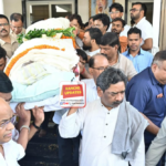 नम आंखों से अंतिम विदाई: नेमरा में रूपी सोरेन का अंतिम संस्कार, CM हेमंत सोरेन ने मां को दी मुखाग्नि | Emotional Farewell to Rupi Soren in Nemra, CM Hemant Soren Performs His Mother’s Last Rites
